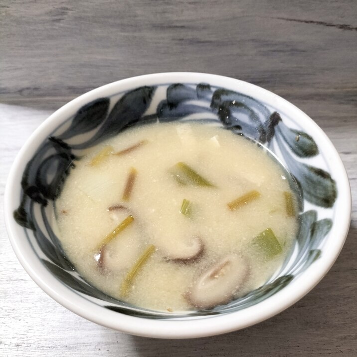 椎茸とセリと油揚げのお味噌汁